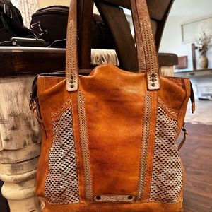 Bed Stu Amelie expands on each side for a wider bag